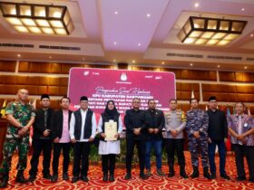 Prosesi penyerahan berkas penetapan Ipuk-Mujiono sebagai Bupati dan Wakil Bupati Banyuwangi terpilih, Jumat (7/2/2025).(Istimewa)