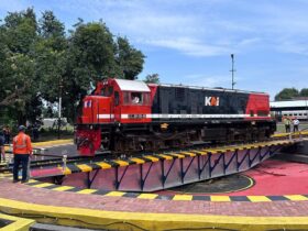 Lokomotif kereta api saat pengoperasian jembatan putar.(dokumen humas KAI)