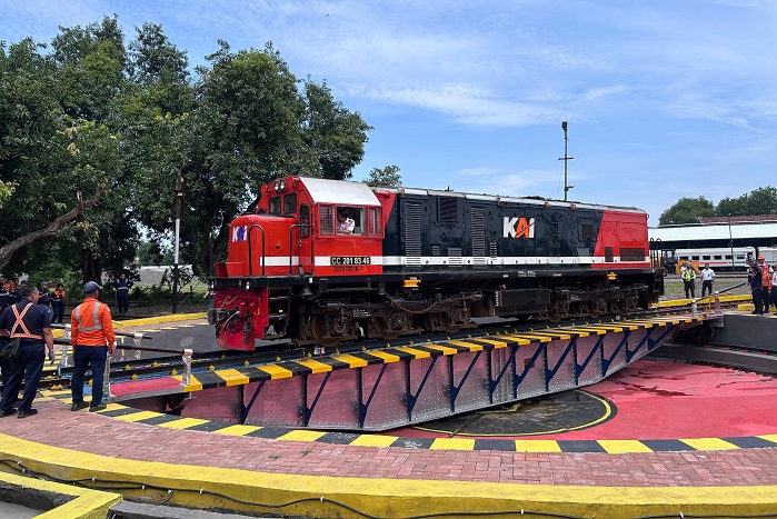 Lokomotif kereta api saat pengoperasian jembatan putar.(dokumen humas KAI)