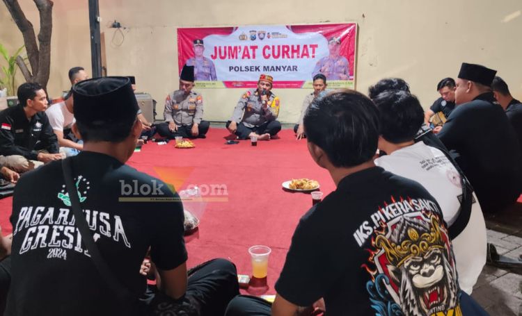 Polsek manyar gelar jumat curhat bersama Perguruan Silat dan media pers dihalaman Mapolsek Manyar, kamis (6/2/2025).(blok-a.com/Ivan)