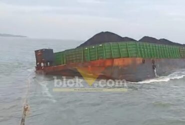 Kapal tongkang BG.PBB Tandung Balanipa 3011 dengan Tugboat Puma 179 mengalami kandas di perairan Temberu Barat, Kabupaten Sampang, Madura, Jawa Timur.(blok-a.com/ivan)