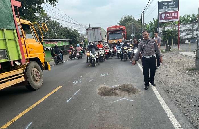 Anggota unit Gakkum Lantas Polres Gresik mendatangi lokasi kejadian untuk melakukan olah TKP. (Istimewa)