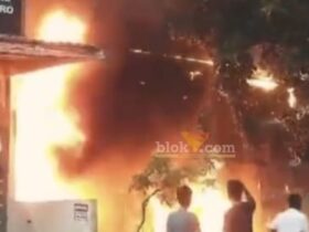  Kebakaran toko Madura di Jalan KH. Safii, Desa Pongangan, Kecamatan Manyar, Gresik. (blok-a.com/Ivan)