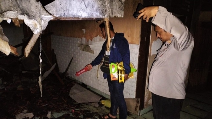 Personel Polsek Tegaldlimo saat melakukan olah TKP kebakaran di Kecamatan Tegaldlimo. (blok-a.com/Kuryanto)