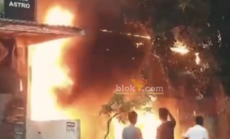  Kebakaran toko Madura di Jalan KH. Safii, Desa Pongangan, Kecamatan Manyar, Gresik. (blok-a.com/Ivan)