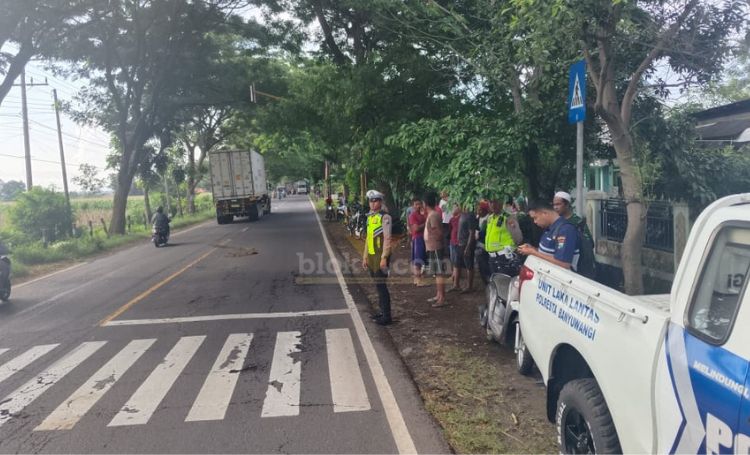 Petugas Lantas Polsek Wongsorejo saat melakukan olah TKP kecelakaan beruntun yang menewaskan seorang pelajar, Selasa (25/2/2025). (blok-a.com/Kuryanto)