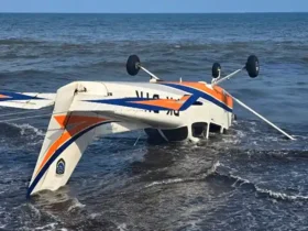 Kondisi pesawat latih jenis Cessna yang bertuliskan PK-BYK, terjatuh di perairan Pantai Gumuk Kantong, Desa Sumbersewu, Kecamatan Muncar, Selasa (4/2/2025)(blok-a.com/Kuryanto).