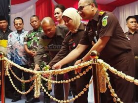 Kepala Kejaksaan Tinggi Jawa Timur bersama Dr. Mia Amiati potong pita dalam peresmian gedung PTSP dan aula Kejari Kabupaten Mojokerto.(blok-a.com/Syahrul Wijaya)