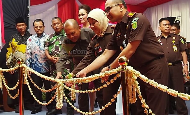 Kepala Kejaksaan Tinggi Jawa Timur bersama Dr. Mia Amiati potong pita dalam peresmian gedung PTSP dan aula Kejari Kabupaten Mojokerto.(blok-a.com/Syahrul Wijaya)