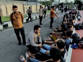 Polisi mengamankan 45 pemuda yang menggelar aksi konvoi di depan Mapolres Blitar. (blok-a.com/Fajar)