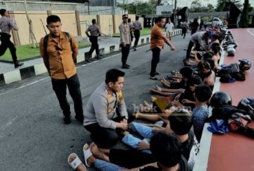 Polisi mengamankan 45 pemuda yang menggelar aksi konvoi di depan Mapolres Blitar. (blok-a.com/Fajar)