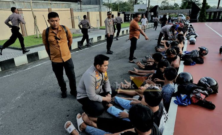 Polisi mengamankan 45 pemuda yang menggelar aksi konvoi di depan Mapolres Blitar. (blok-a.com/Fajar)