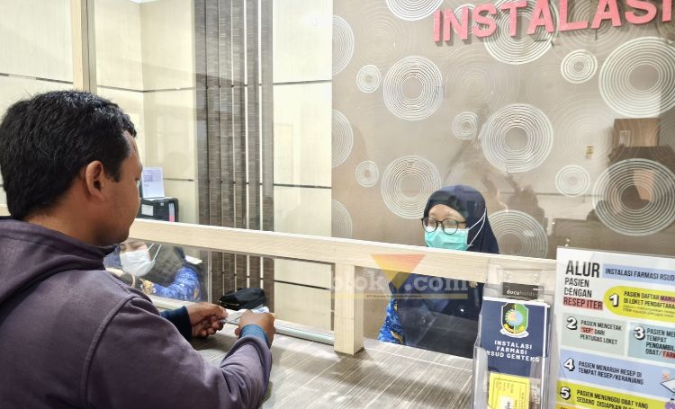 Loket Instalasi Farmasi Rawat Jalan RSUD Genteng Banyuwangi.(blok-a.com/Kuryanto)