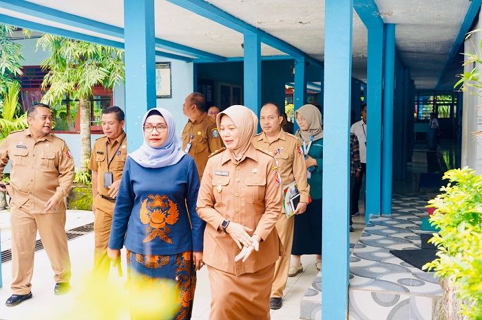 Kunjungan Wakil Bupati Bojonegoro, Nurul Azizah, bersama Ketua TP PKK, Cantika Wahono, di SMA Negeri 2 Taruna Pamong Praja, Senin (24/2/2025).