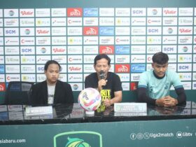Pelatih Gresik United Djajang Nurjaman dan tim pelatih saat konferensi Pers.(Istimewa)