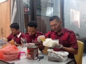 Petugas lapas kelas IIB Mojokerto saat memeriksa barang-barang yang dibawa pengunjung.(blok-a.com/Syahrul Wijaya)