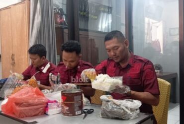 Petugas lapas kelas IIB Mojokerto saat memeriksa barang-barang yang dibawa pengunjung.(blok-a.com/Syahrul Wijaya)