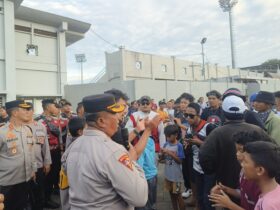 Personel Polresta Banyuwangi bersama para suporter babak 8 besar Grup NN Liga 4 PSSI Jawa Timur 2024-2025.(blok-a.com/Kuryanto)