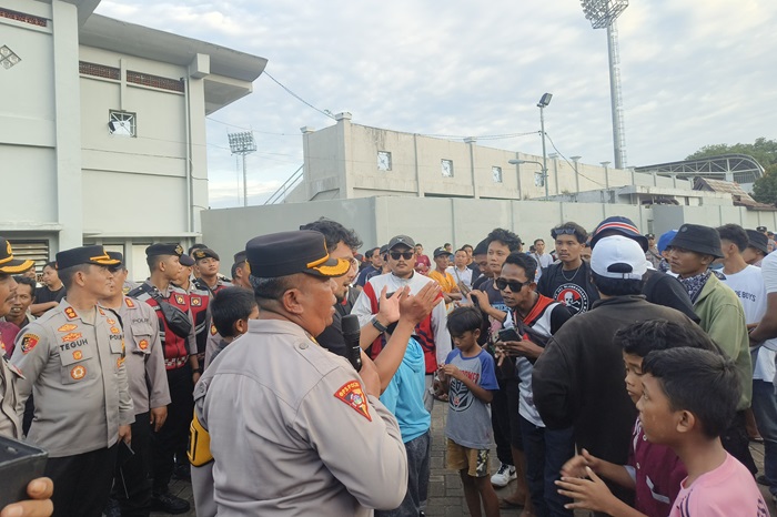 Personel Polresta Banyuwangi bersama para suporter babak 8 besar Grup NN Liga 4 PSSI Jawa Timur 2024-2025.(blok-a.com/Kuryanto)