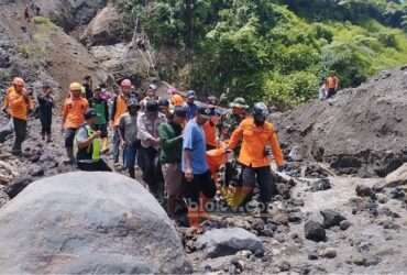 Tim gabungan mengevakuasi jasad NK kemudian dibawa ke rumah duka di Desa Penataran, Kecamatan Nglegok. (blok-a.com/Fajar)