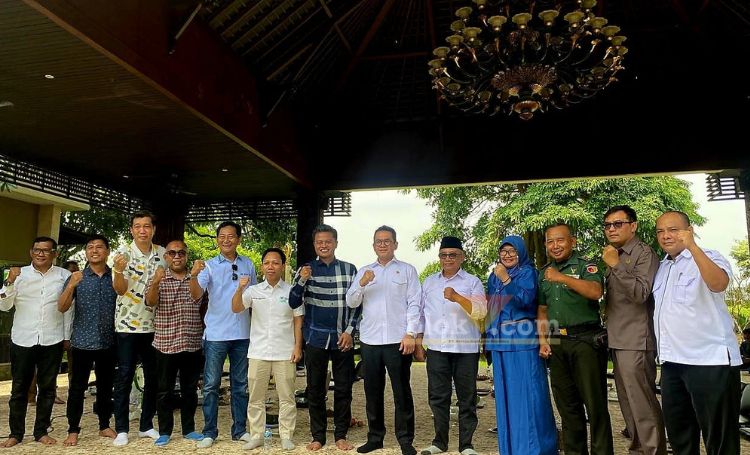 Menteri Perdagangan Dr. Budi Santoso mengunjungi Bupati dan Wakil Bipati terpilih di Kediaman. Hm Beky, Wakil Bupati terpilih. (blok-a.com/Fajar)
