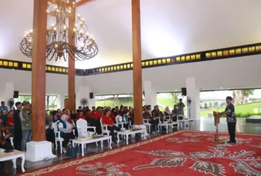 96 mahasiswa dari Unair dan UTM, datang ke Banyuwangi melaksanakan Belajar Bersama Komunitas, Jumat (21/2/2025) sore. (Humaskab)