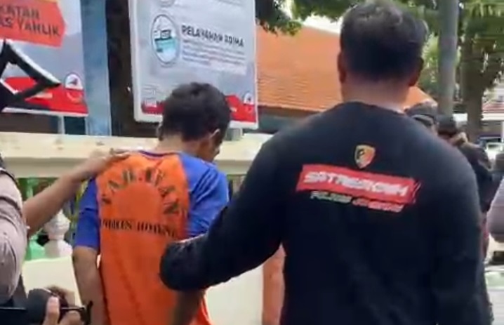 Pelaku mutilasi di Jombang saat digelandang di Mapolres Jombang.(blok-a.com/Syahrul Wijaya)