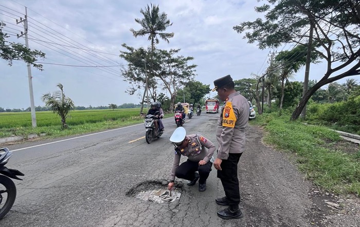 Satlantas Polres Situbondo survey jalan rusak di jalur pantura.