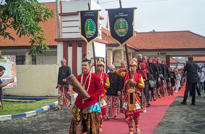 Kirab Pataka Hari Jadi ke-339 Kota Pasuruan, Sabtu (8/2/2025).