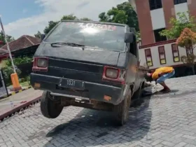 Jalan paving di depan Pengadilan Negeri Kraksaan, Probolinggo yang ambles saat ada sebuah mobil pikap