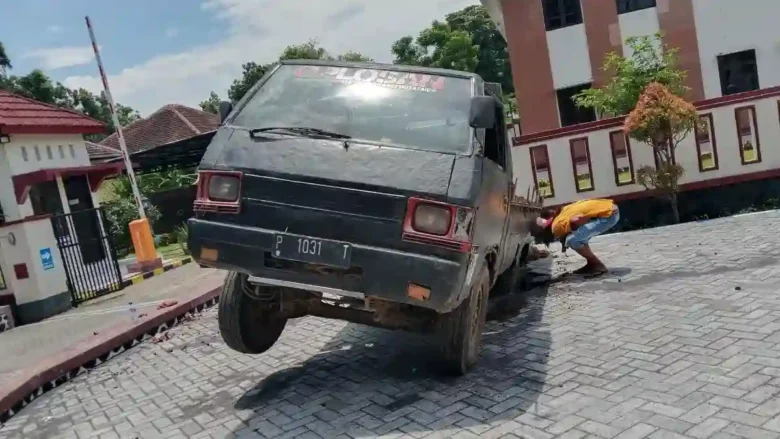 Jalan paving di depan Pengadilan Negeri Kraksaan, Probolinggo yang ambles saat ada sebuah mobil pikap