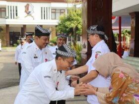 Pj Bupati Bojonegoro Adriyanto dan Pj Ketua TP PKK Kabupaten Bojonegoro Dian Adiyanti Adriyanto berpamitan dengan jajaran pegawai Pemkab. 
