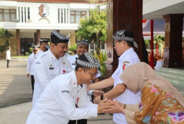 Pj Bupati Bojonegoro Adriyanto dan Pj Ketua TP PKK Kabupaten Bojonegoro Dian Adiyanti Adriyanto berpamitan dengan jajaran pegawai Pemkab. 