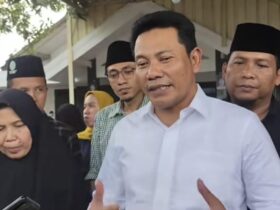 Plt Bupati Sidoarjo, Subandi usai mengunjungi rumah duka korban kecelakaan bus Dinas Brimob di Porong.