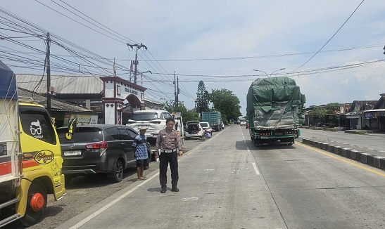 Petugas unit laka Satlantas Polres Gresik menunjukan lokasi kecelakaan di Jalan Raya Desa Tambakrejo, Kecamatan Duduksampeyan, Kabupaten Gresik.(Istimewa)
