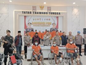 Tiga dari enam tersangka curanmor Pamekasan didorong memakai kursi roda setelah ditembak karena melawan petugas, Jumat (07/02/2025).