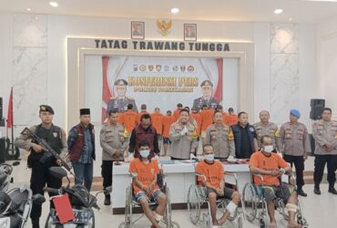 Tiga dari enam tersangka curanmor Pamekasan didorong memakai kursi roda setelah ditembak karena melawan petugas, Jumat (07/02/2025).