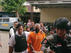 Kedua tersangka suami istri digelandang ke Polres Mojokerto kota.(Blok-a.com/Syahrul Wijaya)