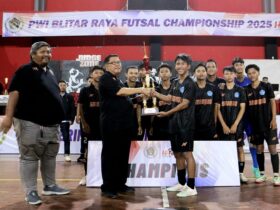 Wali Kota Blitar menyerahkan piala kepada tim futsal SMAN 1 Srengat sebagai juara pertama. (blok-a.com/Fajar)