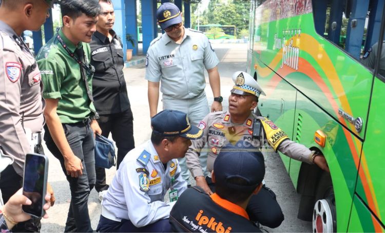 Pemeriksaan kendaraan dan sopir bus di terminal Kertajaya, Mojokerto.(Blok-a.com/Syahrul Wijaya)