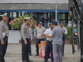 Sat Lantas Polresta Banyuwangi Bersama Dishub Jatim saat Gelar Ramp Check di Terminal Brawijaya, Rabu (12/2/2025).(blok-a.com/Kuryanto)