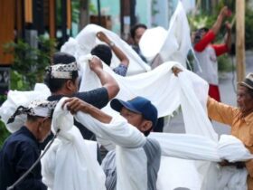 Masyarakat Lingkungan Cungking, Banyuwangi, saat menggelar tradisi Resik Lawon.(dok. Antara)