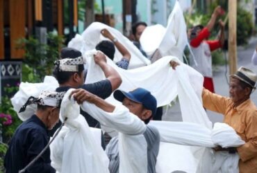 Masyarakat Lingkungan Cungking, Banyuwangi, saat menggelar tradisi Resik Lawon.(dok. Antara)