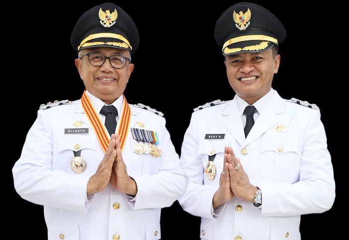 Drs. Rijanto dan Beky Herdihansyah resmi menjabat sebagai Bupati dan Wakil Bupati Blitar untuk periode 2025-2030. (dok. Kominfokab)