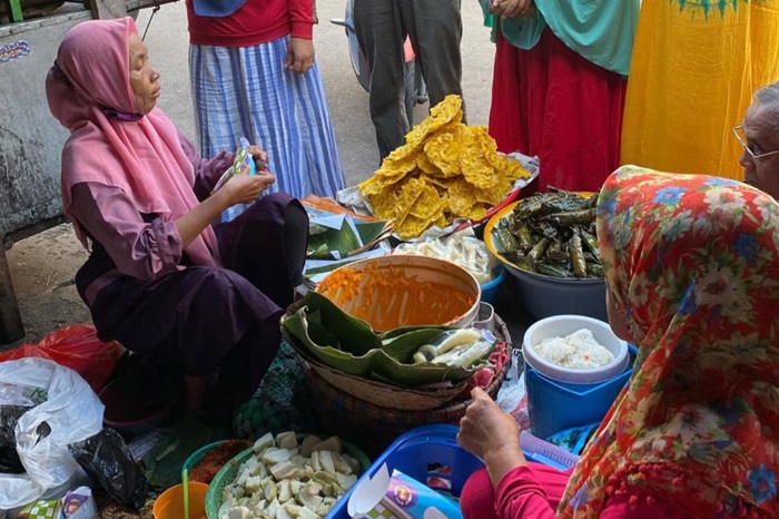 Salah satu penjual bubur Roomo di Pasar Gresik Jalan Samanhudi. (blok-a.com/Ivan)