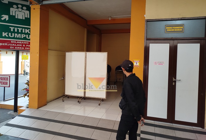 Suasana di kamar jenazah RSSA Kota Malang, usai tragedi kecelakaan bus brimob di Tol Pandaan-Malang. (blok-a.com/Yogga Ardiawan)