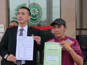 Saiful Bachri bersama pengacaranya mendatangi PN Mojokerto.(blok-a.com/Syahrul Wijaya)