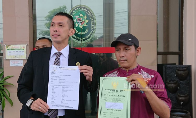 Saiful Bachri bersama pengacaranya mendatangi PN Mojokerto.(blok-a.com/Syahrul Wijaya)