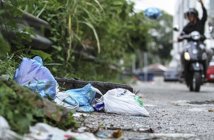 ilustrasi buang sampah sembarangan.(AFP)