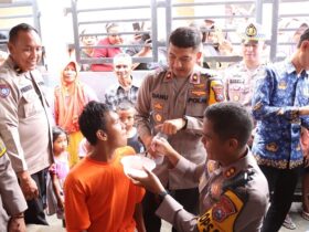 Kapolres Gresik, AKBP Rovan Richard Mahenu bersama Ipda Purnomo kunjungi Sanju Rey Trisna, warga Dusun Pengampon, Desa Setro, Kecamatan Menganti, yang mengalami gangguan jiwa. (Istimewa)